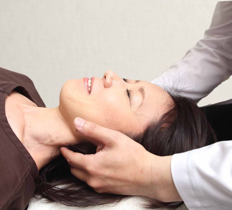 首まわりの施術の様子